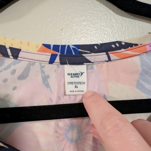 Old Navy Active Floral Muscle Tank Size XL - Picture 2 of 4